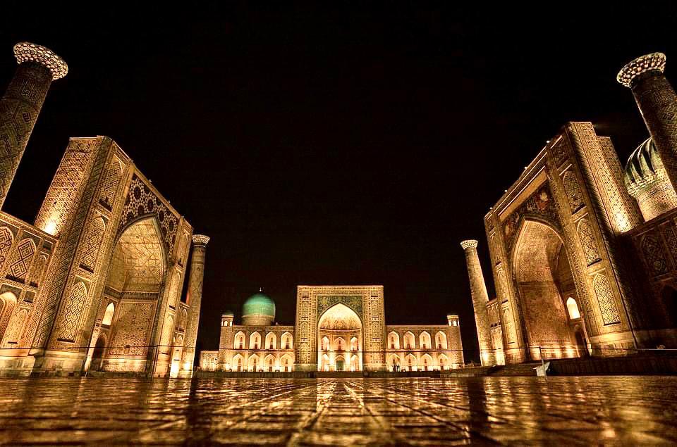 Piazza Registan a Samarcanda illuminata di notte, tappa del Tour Classico in Uzbekistan