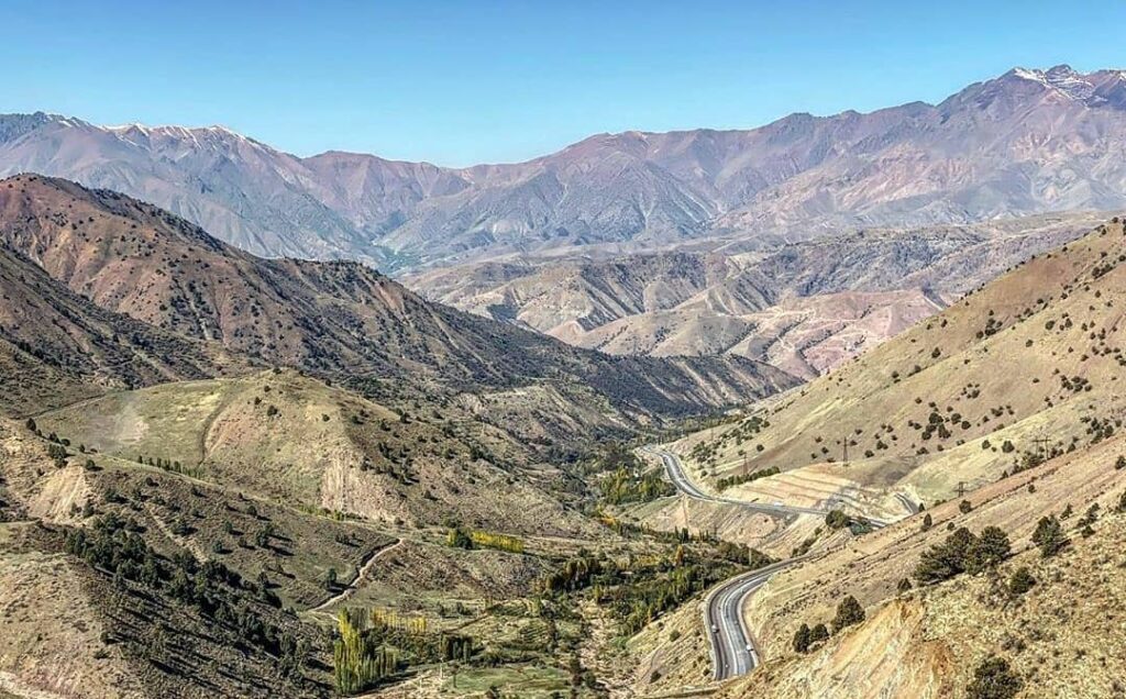 Strada panoramica tra le montagne della Valle di Fergana in Uzbekistan