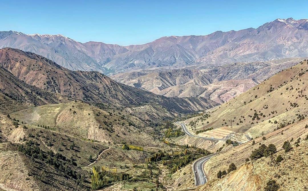 Strada panoramica tra le montagne della Valle di Fergana in Uzbekistan