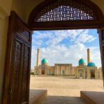 Architettura storica dell'Uzbekistan vista attraverso un portale monumentale, Tour Luogo di Tamerlano