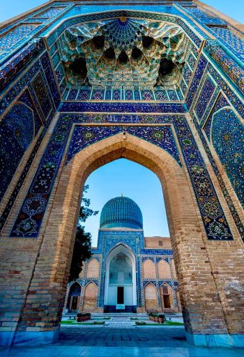 Cupola azzurra e decorazioni in maiolica dell'architettura storica di Samarcanda in Uzbekistan